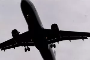 Οι αεροπορικές εταιρείες προειδοποιούν: Ο πόλεμος στο Ισραήλ «ρίχνει» τις κρατήσεις