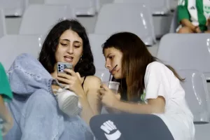 Στο κινητό πριν τη σέντρα