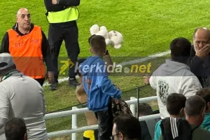 Έδωσε τη φανέλα και πήρε... μπουλουκάκι! (Φώτος Kerkida)