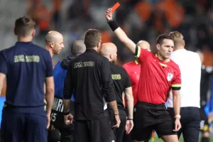Φινάλε... με κόκκινη κάρτα στο ντέρμπι ΑΠΟΕΛ-ΑΕΛ
