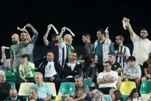 Κούνησαν... μαντίλι!
