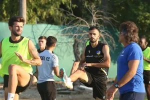 Το αφήνει πίσω, κοιτάζει μπροστά