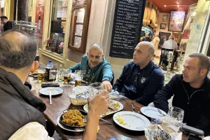 Δείπνο του Άρη στα ΜΜΕ...  με κιθαρίστα (βίντεο/φώτος)
