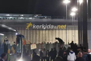 Χαμός έξω από το "Αλφαμέγα" για τους Ισπανούς! (Φώτος Kerkida)