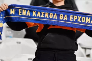 Πάει με δυο πλάνα στον κόσμο