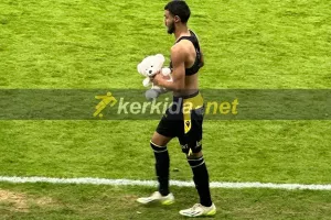 Έδωσε τη φανέλα και πήρε... μπουλουκάκι! (Φώτος Kerkida)