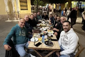 Δείπνο του Άρη στα ΜΜΕ...  με κιθαρίστα (βίντεο/φώτος)