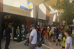 (ΦΩΤΟΣ Kerkida)/To kerkida στο orange shop στο “Νέο Plaza” 