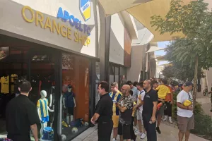 (ΦΩΤΟΣ Kerkida)/To kerkida στο orange shop στο “Νέο Plaza” 