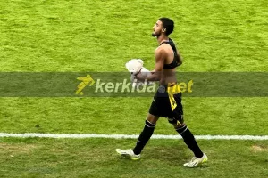 Έδωσε τη φανέλα και πήρε... μπουλουκάκι! (Φώτος Kerkida)