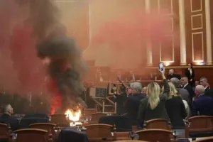 Αλβανία: Η στιγμή που η αντιπολίτευση ανάβει καπνογόνα μέσα στη Βουλή