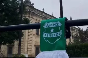 Εκεί, τα κασκόλ... 