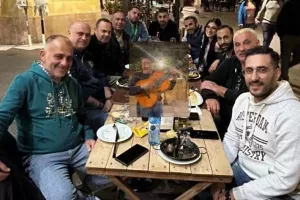 Δείπνο του Άρη στα ΜΜΕ...  με κιθαρίστα (βίντεο/φώτος)