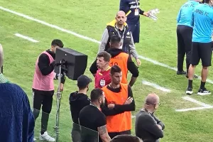Άρης-ΑΠΟΕΛ/On-field review για κόκκινη κάρτα- Τελικά κίτρινη