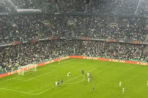 Ο Βανά έπιασε το πέναλτι του Φεκίρ!
