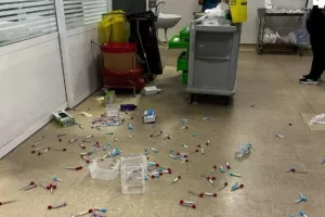Ασθενής σε αμόκ τα έκανε... γυαλιά καρφιά στα Επείγοντα