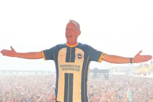 Fatboy Slim: «Ελπίζω να έρθει ισόπαλο το ΑΕΚ-Μπράιτον»