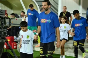 ΑΕΚ-ΑΠΟΕΛ: Επίδειξη (γαλαζοκίτρινης) δύναμης στη Λάρνακα! (Φώτος)