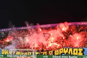 (ΒΙΝΤΕΟ Kerkida) Καυτή... είσοδος ΑΠΟΕΛ-ΑΕΛ (Κορεό οι Πορτοκαλί)