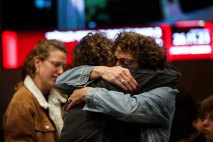 Η Χαμάς χωρίζει μητέρες και παιδιά, καταγγέλλει το Ισραήλ – Θρίλερ με τη σημερινή απελευθέρωση ομήρων