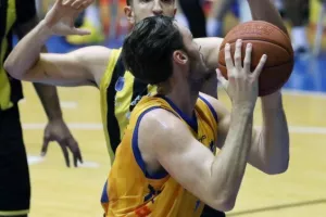 Αγχωτική νίκη ΑΠΟΕΛ (Φώτος)