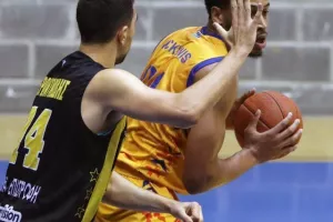Αγχωτική νίκη ΑΠΟΕΛ (Φώτος)