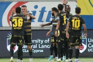ΑΕΚ-ΑΠΟΕΛ: Επίδειξη (γαλαζοκίτρινης) δύναμης στη Λάρνακα! (Φώτος)