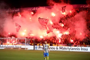 (ΒΙΝΤΕΟ Kerkida) Καυτή... είσοδος ΑΠΟΕΛ-ΑΕΛ (Κορεό οι Πορτοκαλί)
