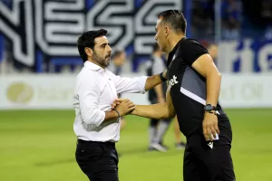 Χειραψία και αγκαλιά