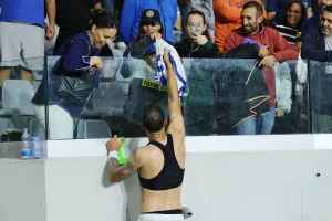 Έδωσε την φανέλα του και πόζαρε!