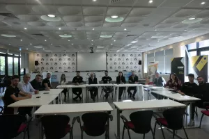 Φοιτητές παρουσίασαν στην ηγεσία του ΚΟΑ το αυτοκίνητο Formula που έφτιαξαν