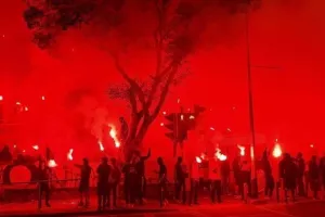 Πορτοκαλί: "Ο ΘΡΥΛΟΣ κλείνει 97 χρόνια ζωής και εμείς γιορτάζουμε στο σπίτι του ΑΠΟΕΛΙΣΜΟΥ"