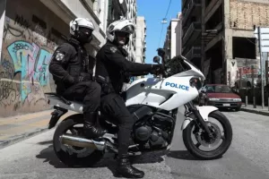 Πήγε να πιάσει τη σύντροφό του με τον εραστή της και τον ξυλοκόπησε άγνωστος επειδή έκλεισε τον δρόμο