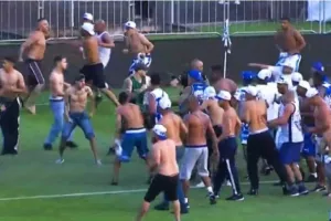 Κοριτίμπα - Κρουζέιρο: Άγριο ξύλο μεταξύ οπαδών εντός του αγωνιστικού χώρου! (Βίντεο)