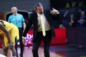 "Μπορεί να είμαι ένας ηλίθιος, αλλά δεν καταλαβαίνω γιατί παίζουμε ευρωπαϊκό ματς σε 48 ώρες"
