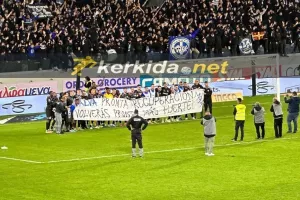 Με το πανό για τον Σάλβα και φόντο τους οπαδούς της!