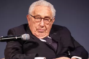 Ο Κίσινγκερ πέθανε, τα εγκλήματά του όμως όχι: Ο βρόμικος ρόλος του στην τουρκική εισβολή 