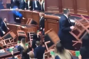 Χάος στην Αλβανία: Βουλευτές πέταξαν καπνογόνα και καρέκλες μέσα στο κοινοβούλιο 