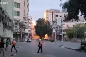 «Είμαστε κοντά σε συμφωνία εκεχειρίας με το Ισραήλ» υποστηρίζει ο ηγέτης της Χαμάς ενώ η Γάζα βομβαρδίζεται