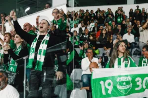 Αποθεώνει τον κόσμο του 