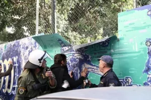 Εξάρχεια: Ένταση για το κόψιμο δέντρων για το Μετρό, κλαίνε οι κάτοικοι