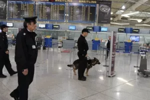 «Ελευθέριος Βενιζέλος»: Υπάλληλος εντόπισε όπλο με γεμιστήρα μέσα σε δέμα