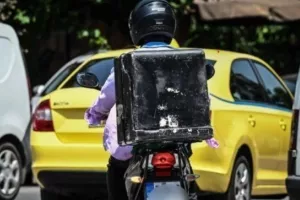 Συγκλονιστική μαρτυρία διανομέα: «Άργησα να παραδώσω μια παραγγελία πέντε λεπτά και μου πέταξαν την σοκολάτα στο κεφάλι»
