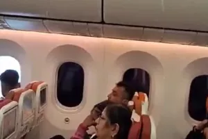 Διαρροή νερού εν πτήσει μέσα σε καμπίνα αεροσκάφους (βίντεο)