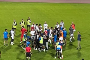 (ΦΩΤΟ) Ένταση μετά το τελικό σφύριγμα 