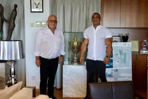 ΦΩΝΑΖΟΥΝ!