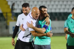 Αγκαλιά... Κυριάκος και Πανίκος!