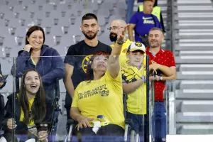 Πάντα εκεί, στο πλάι της 