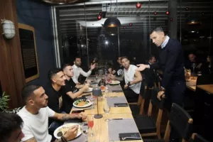 Οι παίκτες γιόρτασαν τα γενέθλια του Πογέτ πριν το ματς με την Γαλλία (βίντεο)