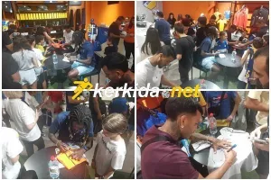 (ΦΩΤΟΣ Kerkida)/Μαζική προσέλευση στο orange shop